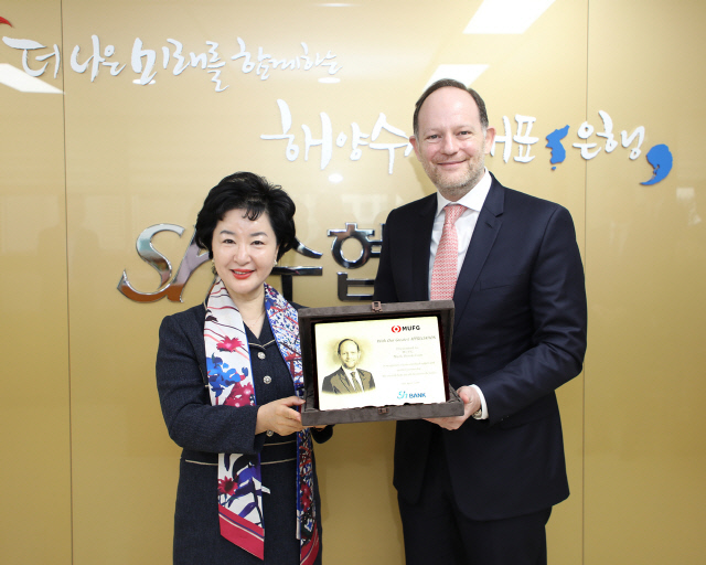 Sh수협은행은 지난 8일 일본 3대 은행 중 하나인 MUFG은행 주요 경영진과 함께 양사의 글로벌 경쟁력 강화 협력방안을 논의하기 위한 간담회를 가졌다. 강신숙 은행장(왼쪽)이 MUFG은행 마크 헨더슨(Mark Henderson) 아시아지역 총괄대표에게 감사패를 전달하고 있다. <Sh수협은행 제공>